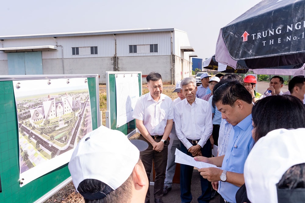 Hình 3 - Bí thư Tỉnh ủy Đắk Lắk Lương Nguyễn Minh Triết (áo xanh) khảo sát, đề nghị Dự án Nhà máy Cà phê Trung Nguyên Legend