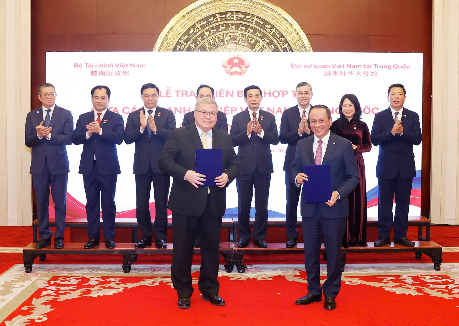 2. Ông Lê Hồng Hà, Tổng giám đốc Vietnam Airlines trao biên bản ghi nhớ với ông Tsai Cheng Hsun, Giám đốc Shanghai Wang Jun Aviation Service Co., Ltd