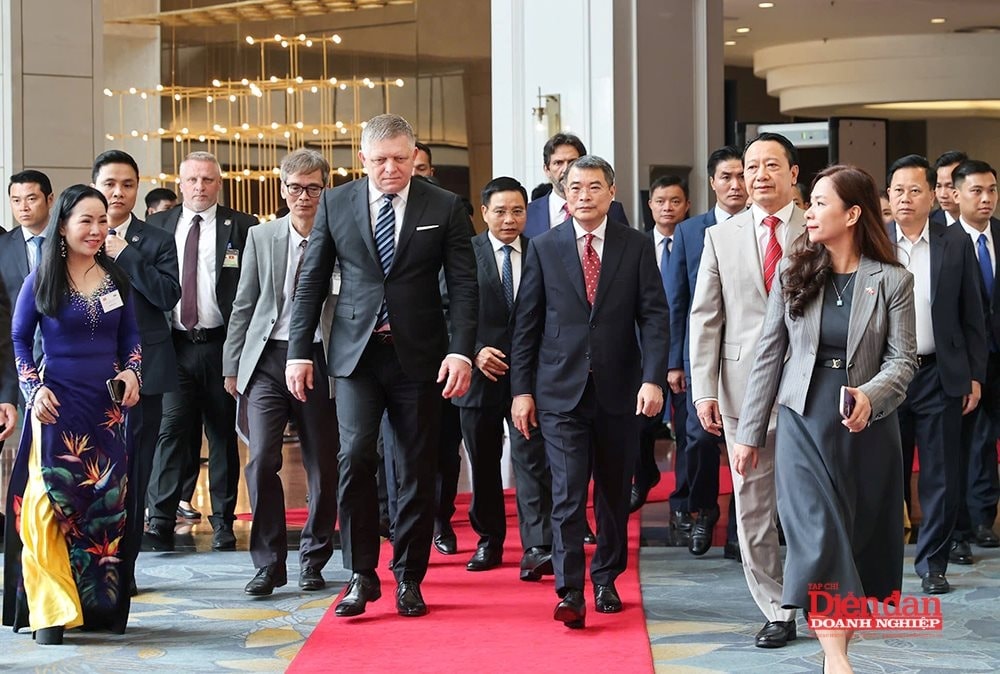 Thủ tướng Lê Minh Hưng và Thủ tướng Cộng hòa Slovakia Robert Fico. Ảnh: Quốc Tuấn