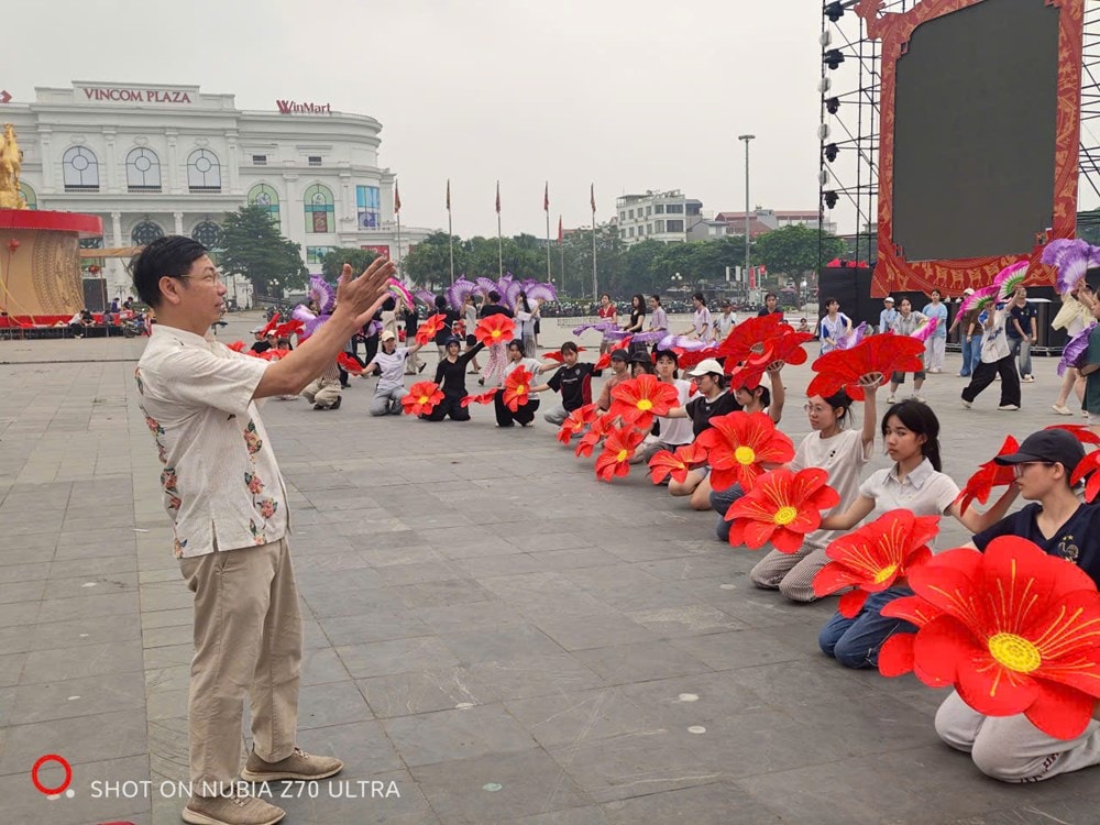 Tác giả Lê Thế Song kể câu chuyện lớn hơn về cội nguồn trong đêm khai hội Đền Hùng - ảnh 5