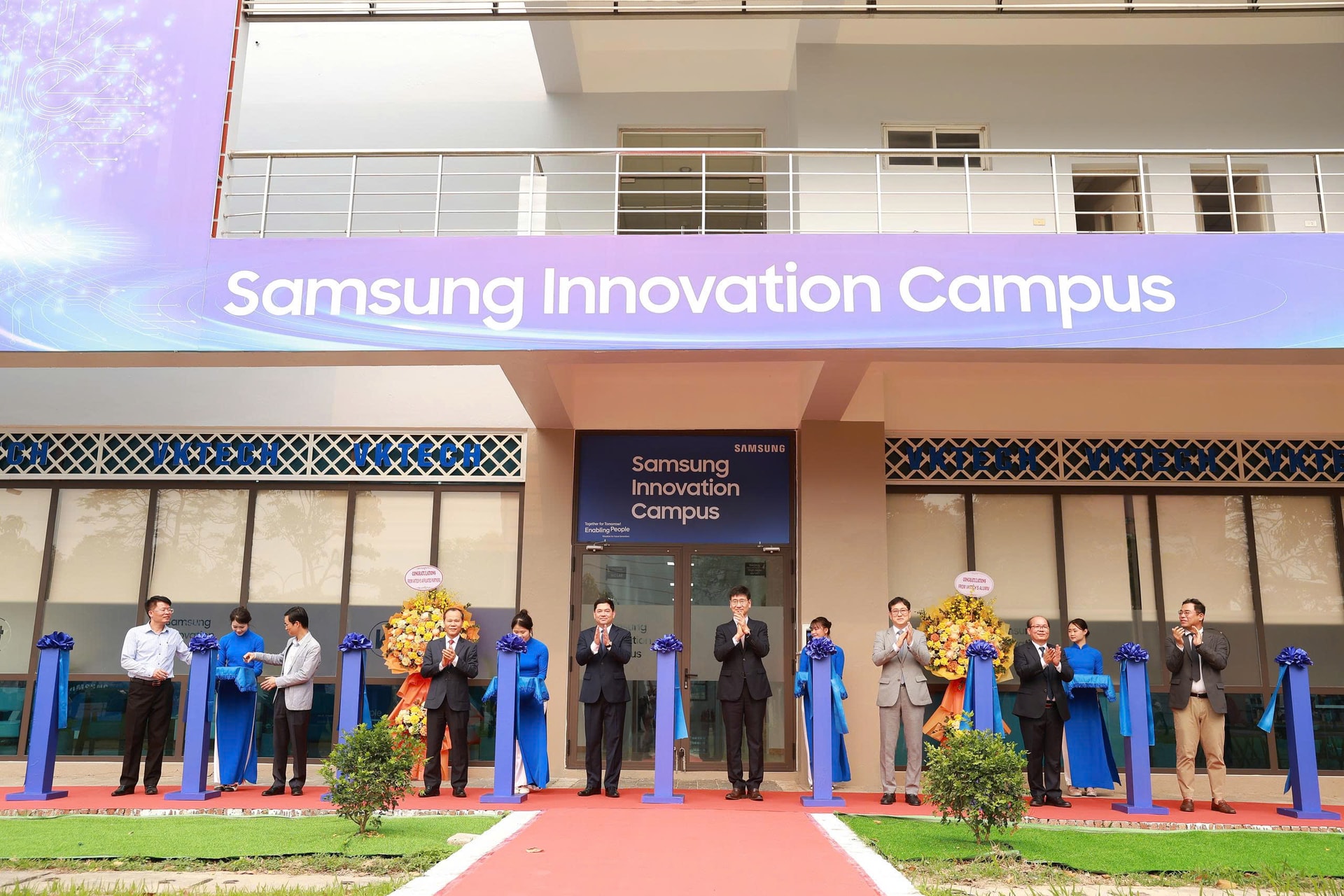 Các đại biểu cắt băng khánh thành Trung tâm Phát triển nhân tài công nghệ cao Samsung Innovation Campus