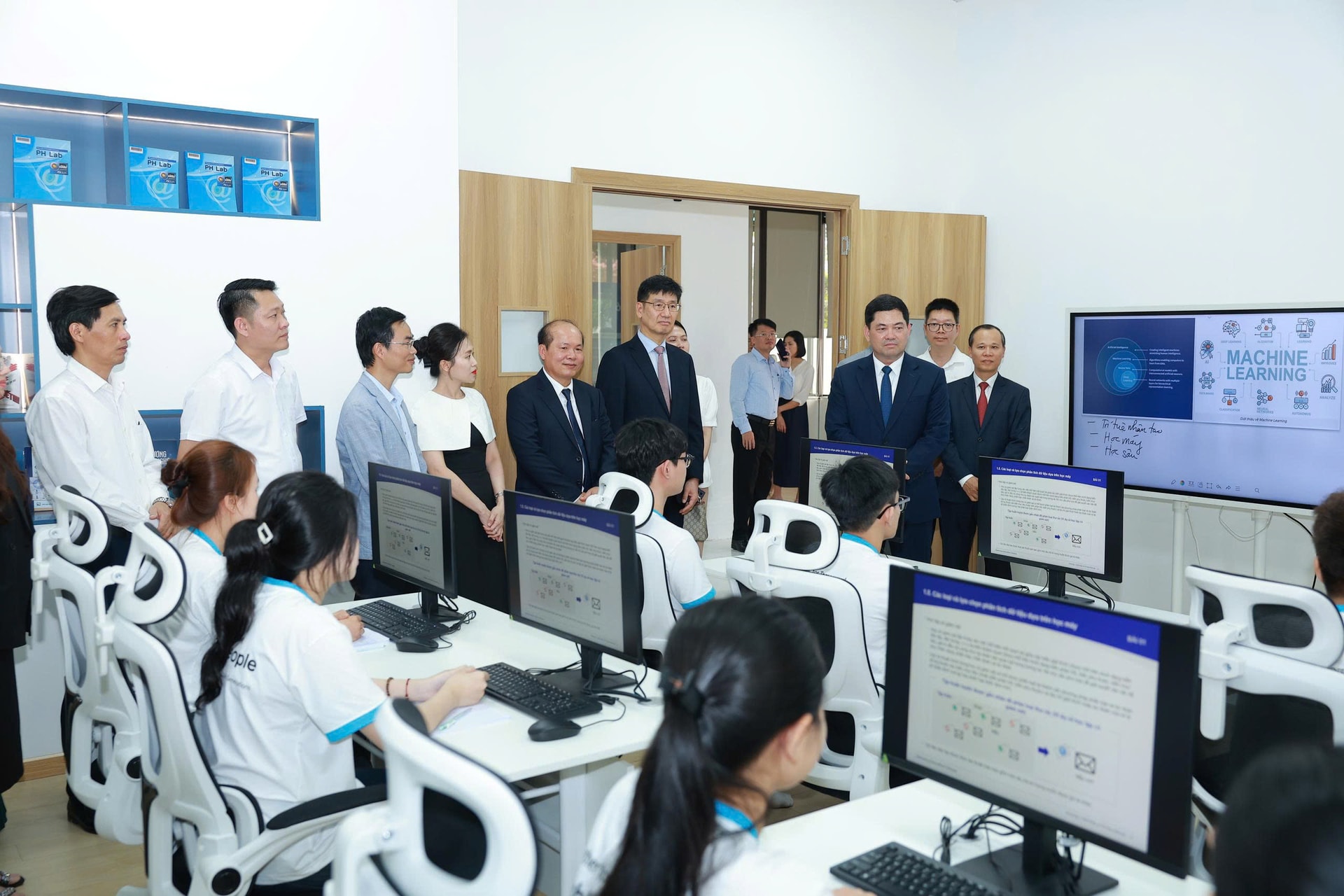Các vị đại biểu tham quan Trung tâm Phát triển nhân tài công nghệ cao Samsung Innovation Campus tại Bắc Ninh
