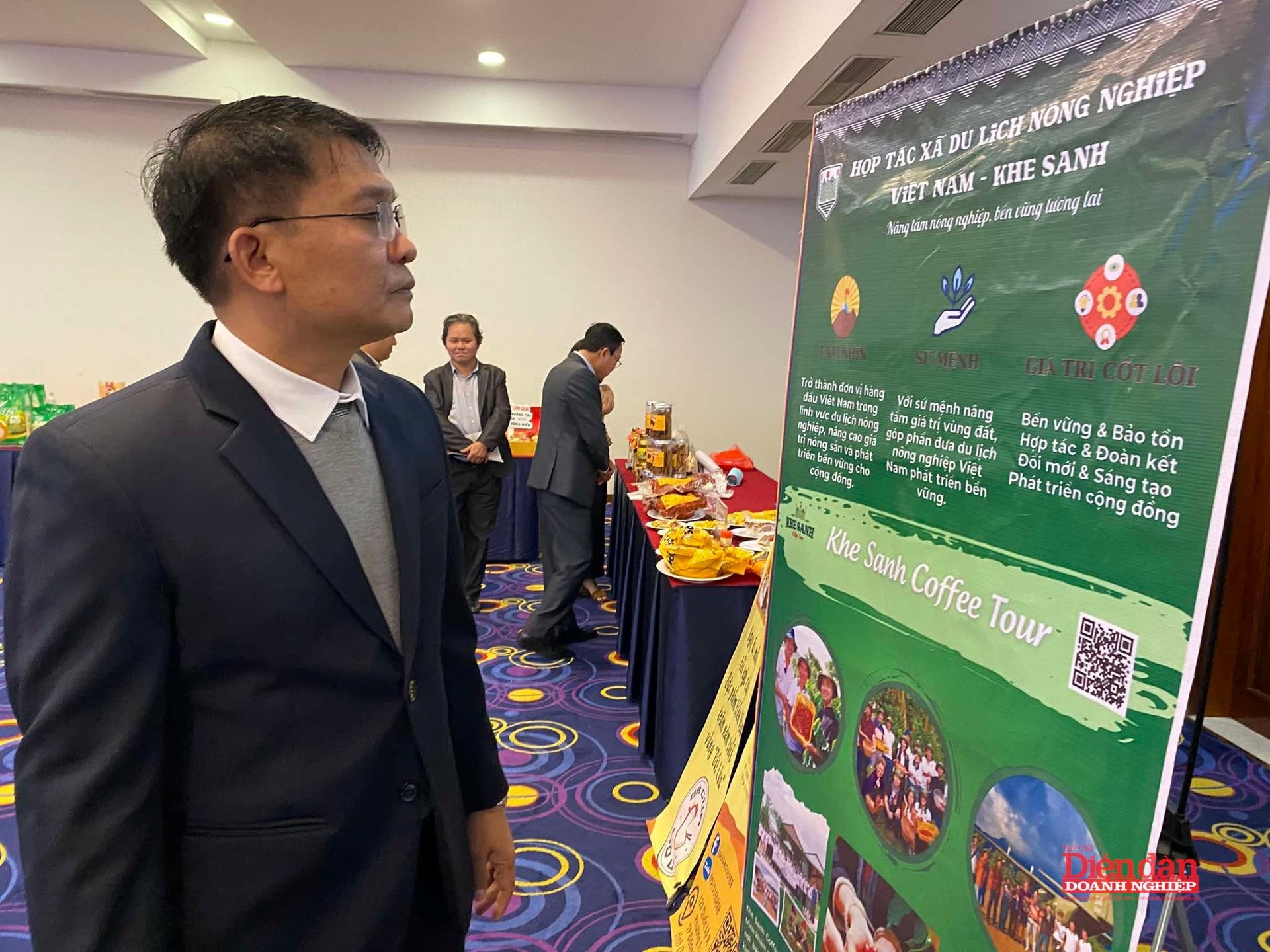ong-nguyen-duc-tan-giam-doc-trung-tam-xuc-tien-dau-tu-thuong-mai-va-du-lich-quang-tri-gioi-thieu-tour-du-lich-ca-phe-khe-sanh-anh-khac-tra-.jpg