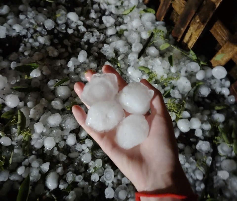 Nhiều viên đá có đường kính 5-7cm 