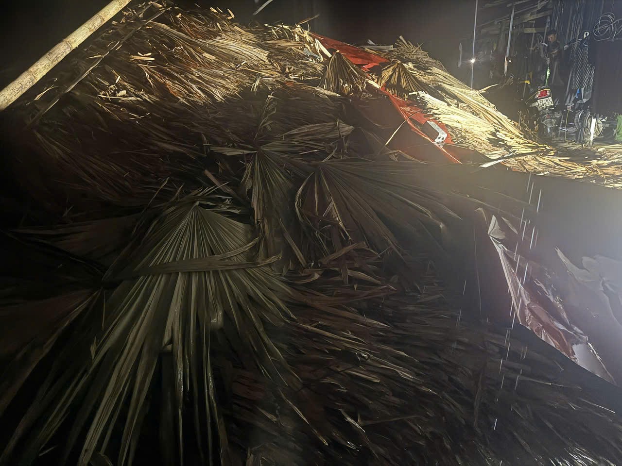 Mưa đá kèm giông lốc làm sập nhà sàn tại thôn Cồ Dề Chải khiến 4 người bị thương.