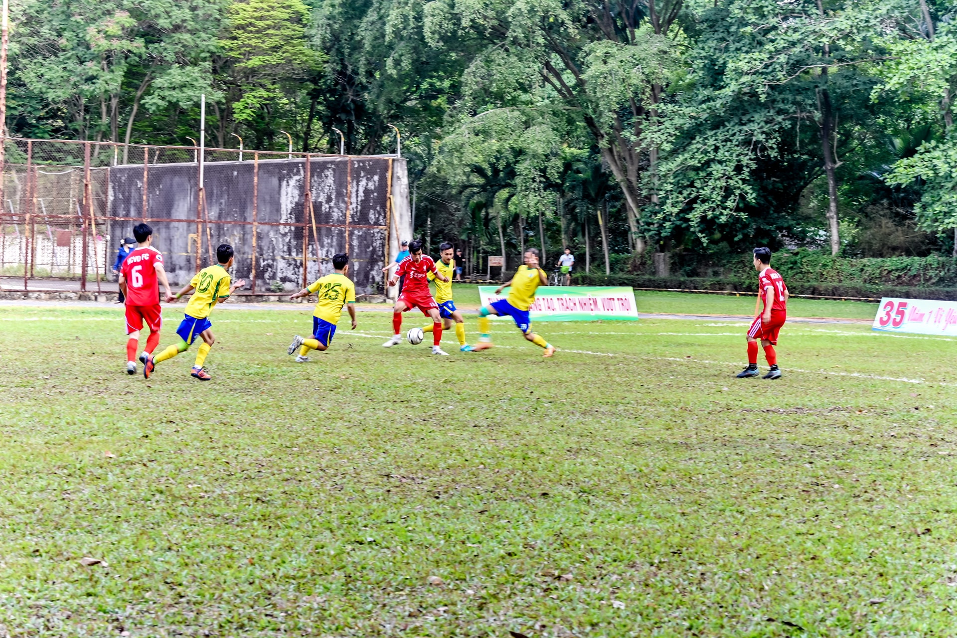2 đội chiến đấu quyết liệt trong trận chung kết