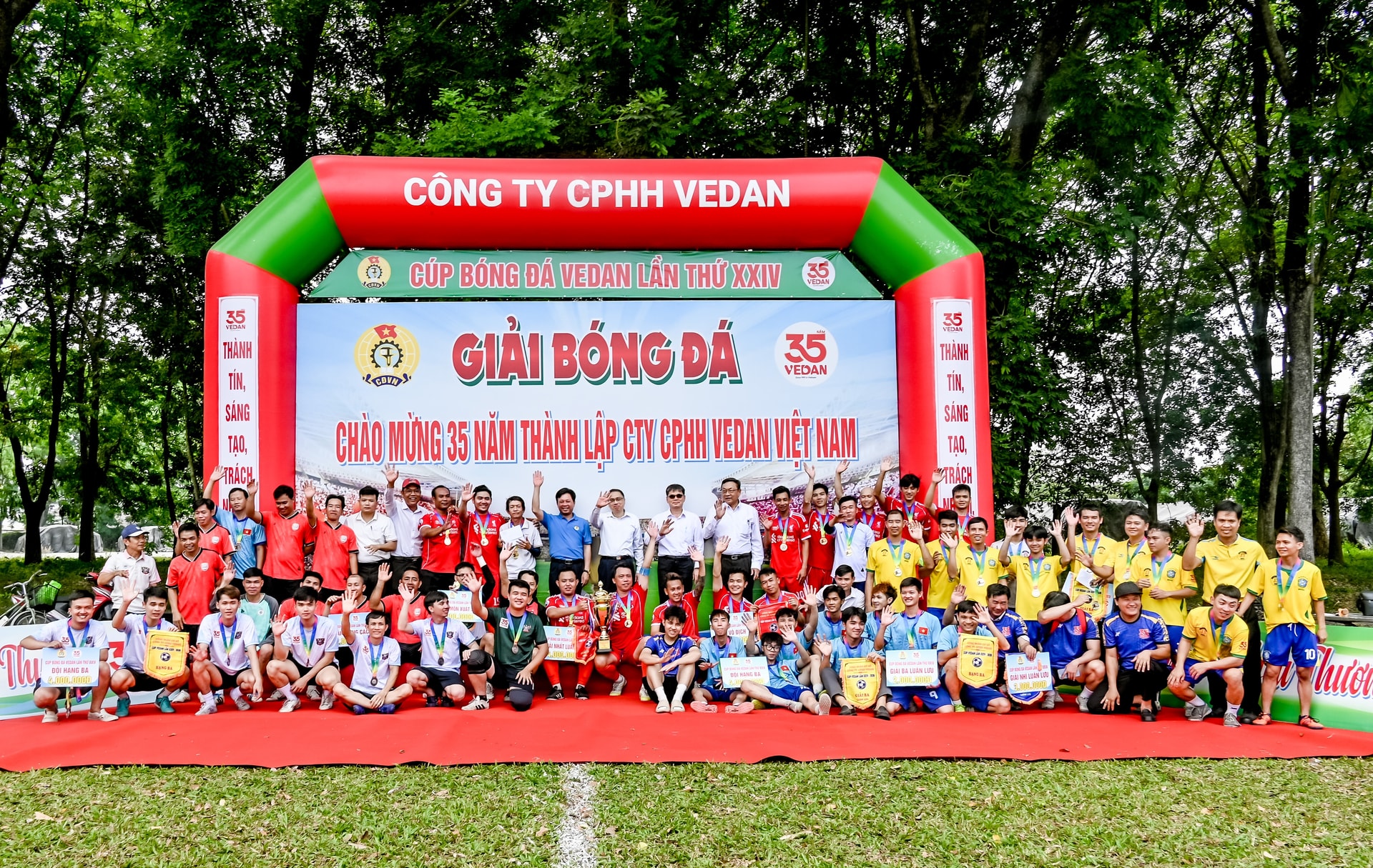 Ban Giám đốc Công ty Vedan chụp ảnh lưu niệm với các đội bóng