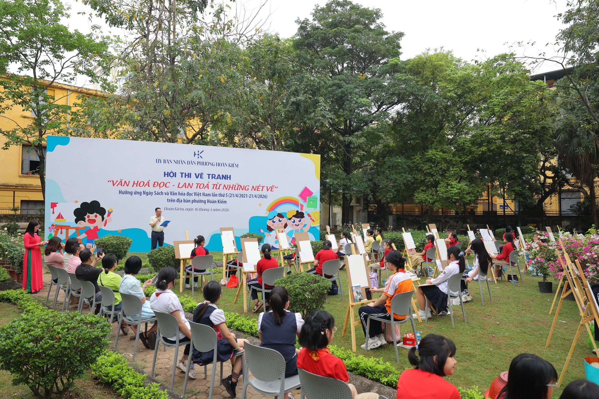 Sáng 16-4, 55 học sinh tiêu biểu từ các trường Tiểu học, THCS trên địa bàn phường Hoàn Kiếm hào hứng tham gia hội thi vẽ tranh hưởng ứng Ngày Sách và Văn hóa đọc Việt Nam.