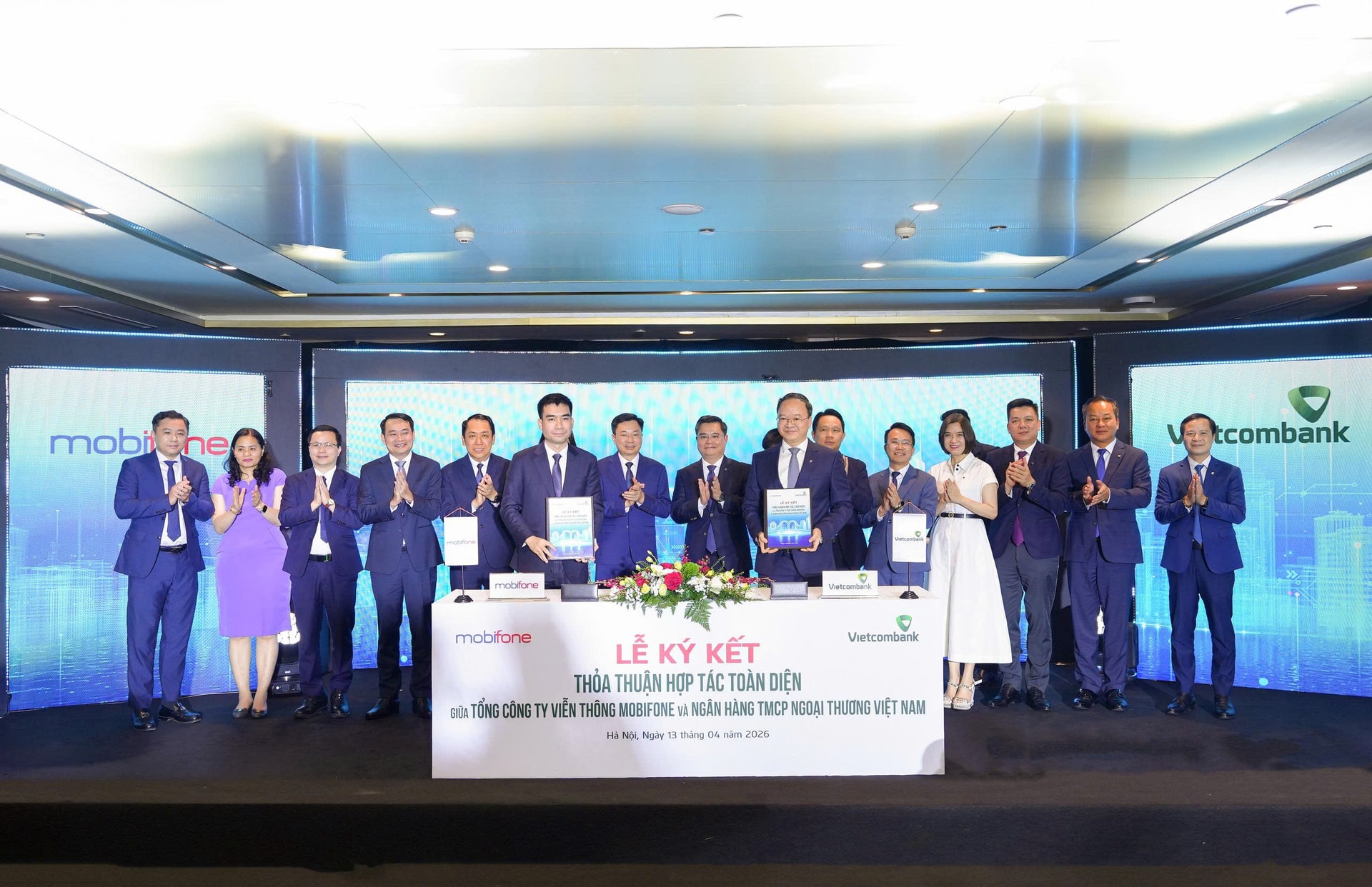 VCB v MBF ky hop tac toan dien_1