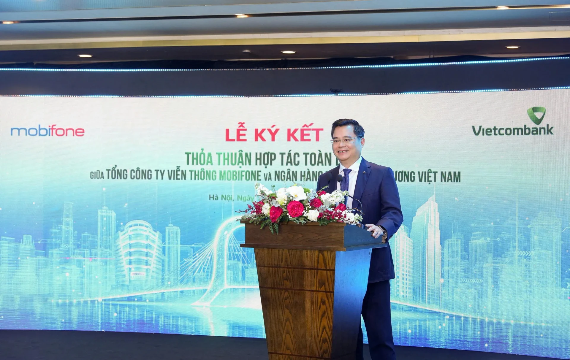 VCB v MBF ky hop tac toan dien_2