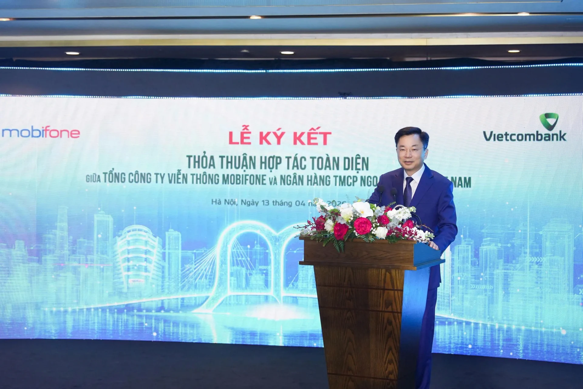 VCB v MBF ky hop tac toan dien_3