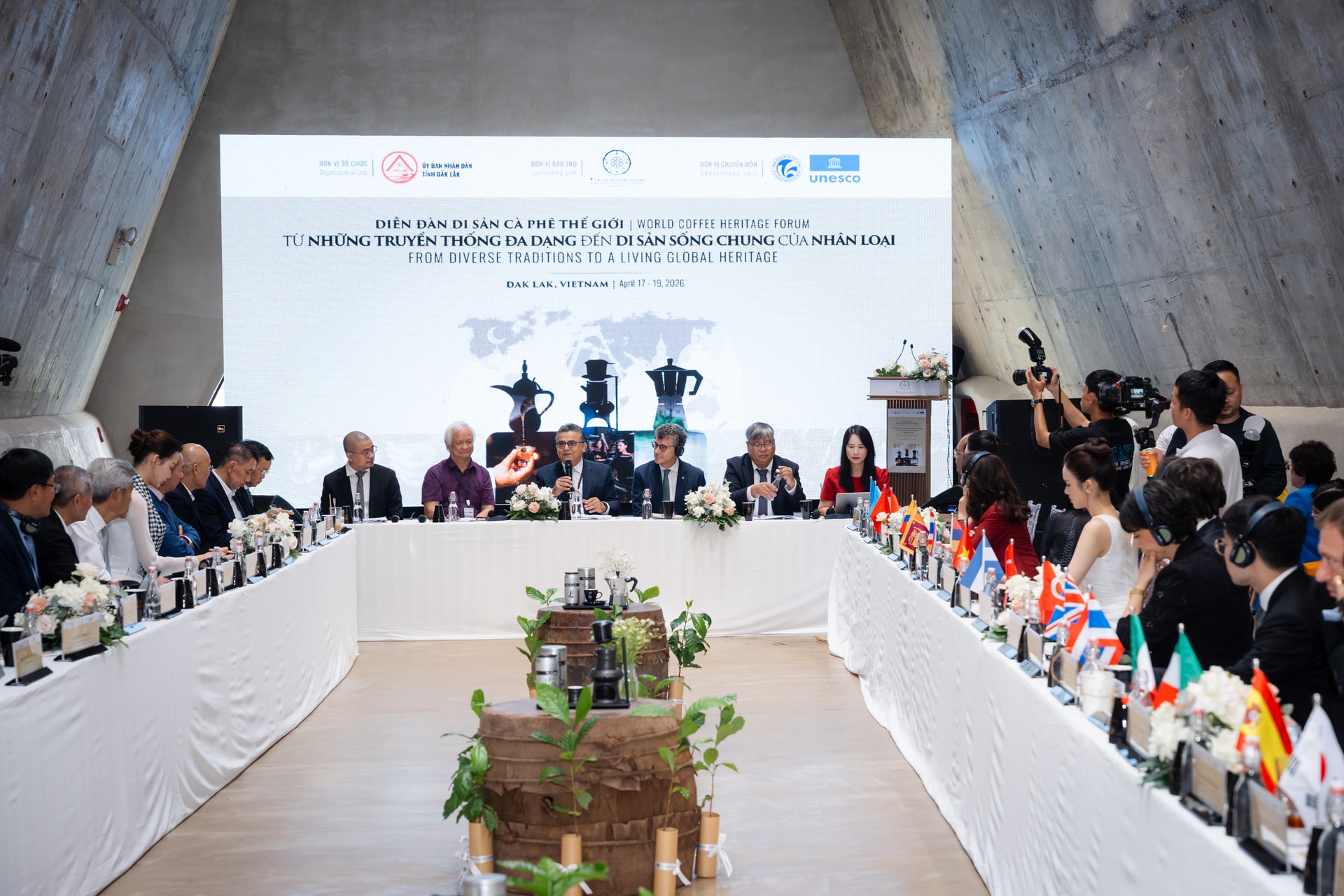 Hình 2 - Diễn đàn Di sản Cà phê Thế giới tại Buôn Ma Thuột, quy tụ các nhà lãnh đạo, tổ chức quốc tế