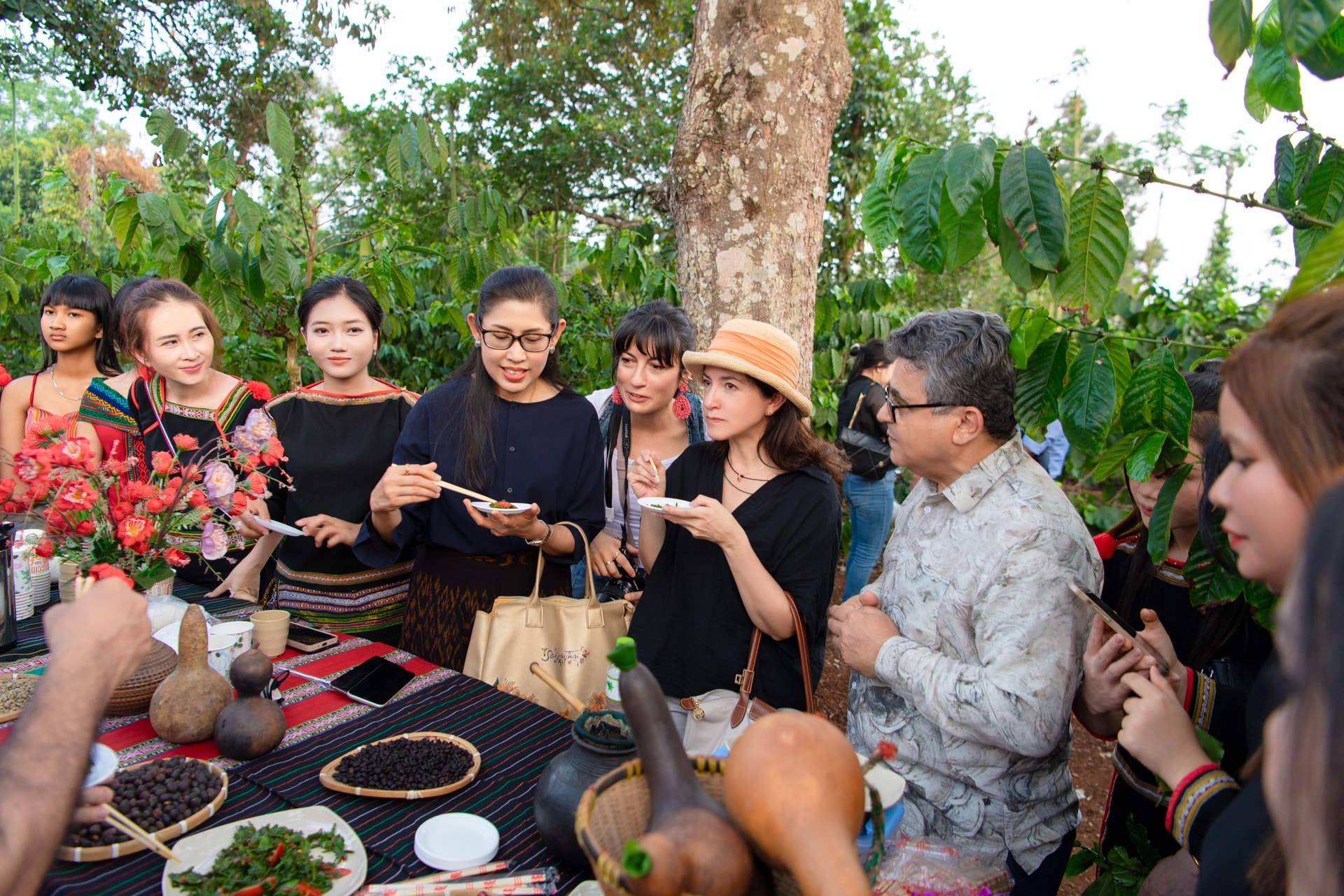 Hình 4 - Bà Urawadee Sriphiromya - Đại sứ Vương quốc Thái Lan tại Việt Nam, Bà Camila Polo Florez - Đại sứ Colombia tại Việt Nam, Ông Saadi Salama - Đại sứ Palestine tại Việt Nam