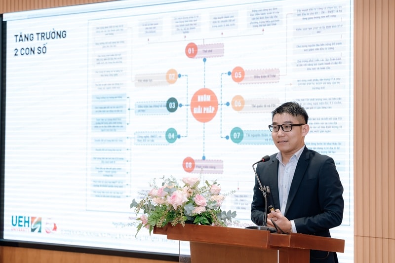 TS. Nguyễn Kim Đức - Phó trưởng khoa phụ trách Khoa Kinh tế UEH trình bày tham luận “Phát triển kinh tế tư nhân - khung chiến lược hành động trong bối cảnh mới” 1