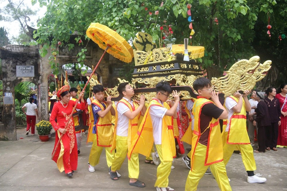 Trẩy hội đền Đức Thánh Cả giữa lòng làng cổ Đông Sơn - ảnh 2