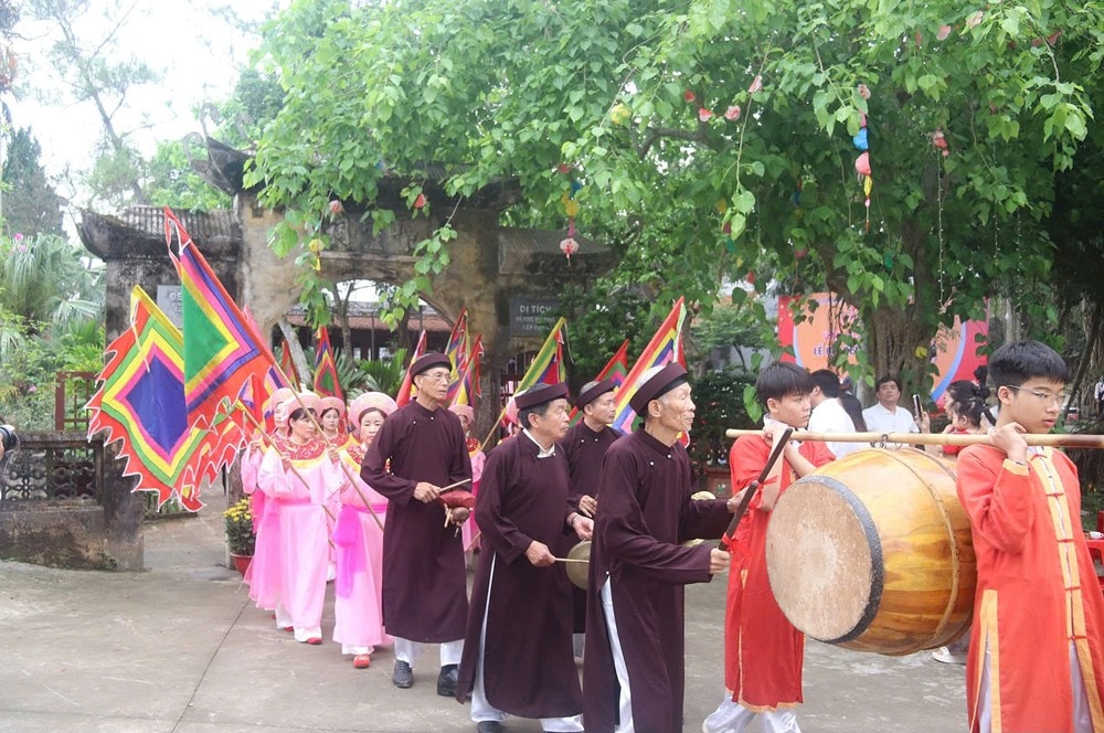 Trẩy hội đền Đức Thánh Cả giữa lòng làng cổ Đông Sơn - ảnh 1