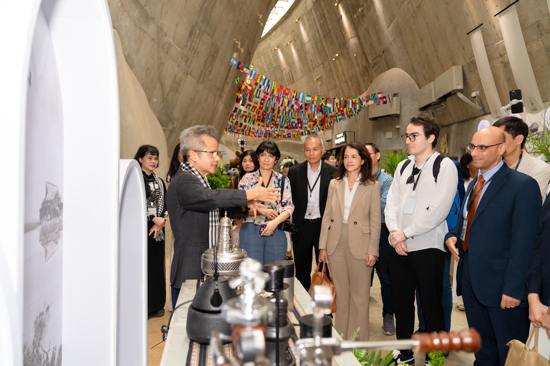 Hình 5 - Đoàn đại biểu quốc tế, Ông Renzo Moro, Trưởng bộ phận Nông nghiệp, Đại diện Đại sứ quán Ý