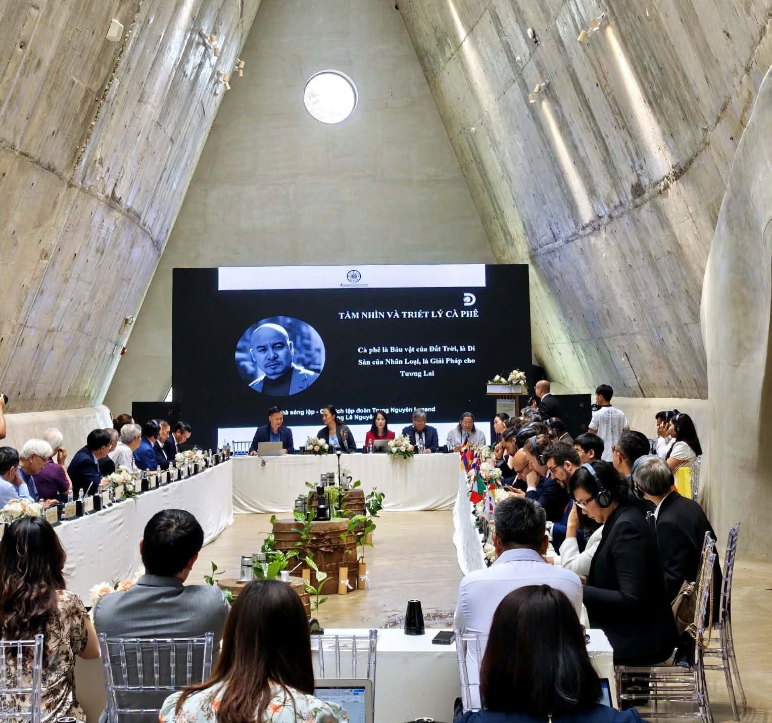 Hình 6 - Đại diện Trung Nguyên Legend chia sẻ nền tảng triết lý hình thành nên hệ sinh thái cà phê toàn diện