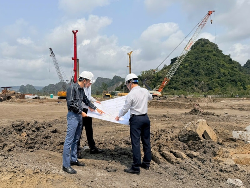 Dự án nhà ở xã hội tại phường Hà Tu đang được khẩn trương thi công. (Ảnh:MQG)