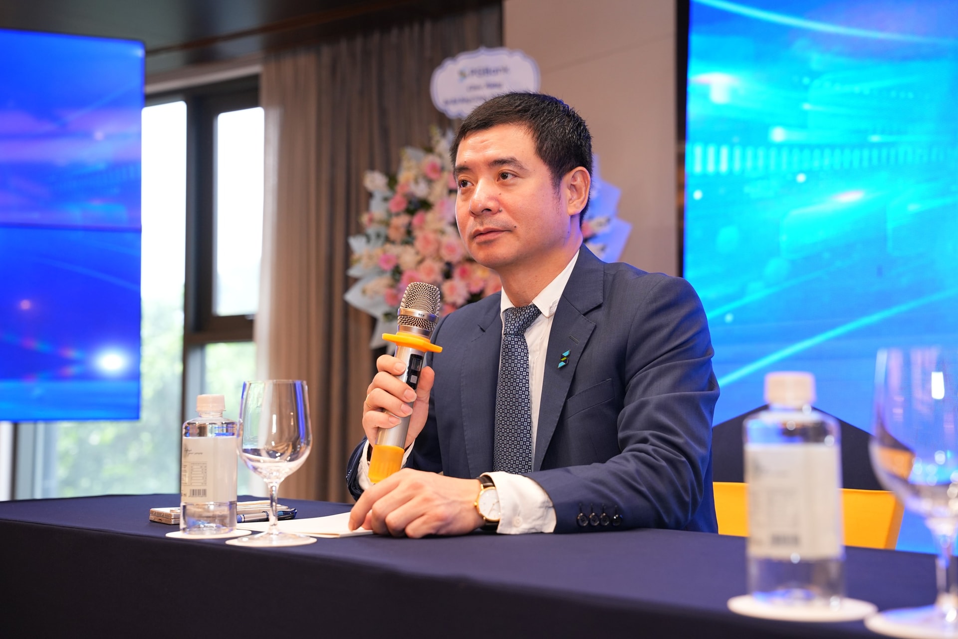 ảnh Tổng Giám đốc trả lời tại Đại hội