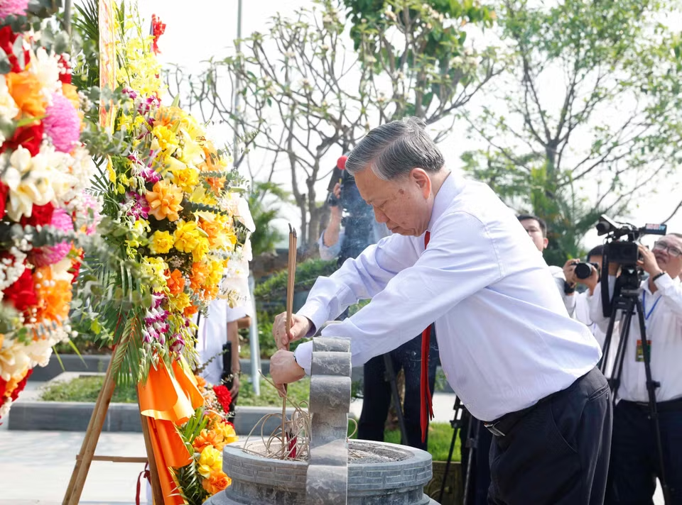 Tổng Bí thư, Chủ tịch nước Tô Lâm dâng hương tưởng niệm Tổng Bí thư Hà Huy Tập- Ảnh 2.