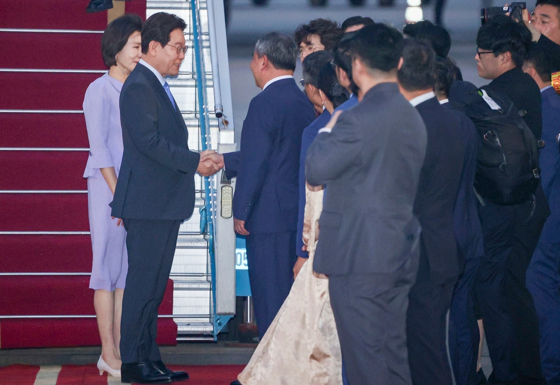 Tổng thống Hàn Quốc và Phu nhân bắt đầu chuyến thăm cấp Nhà nước Việt Nam - Ảnh 2.