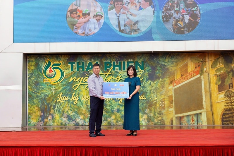 tặng mũ bảo hiểm