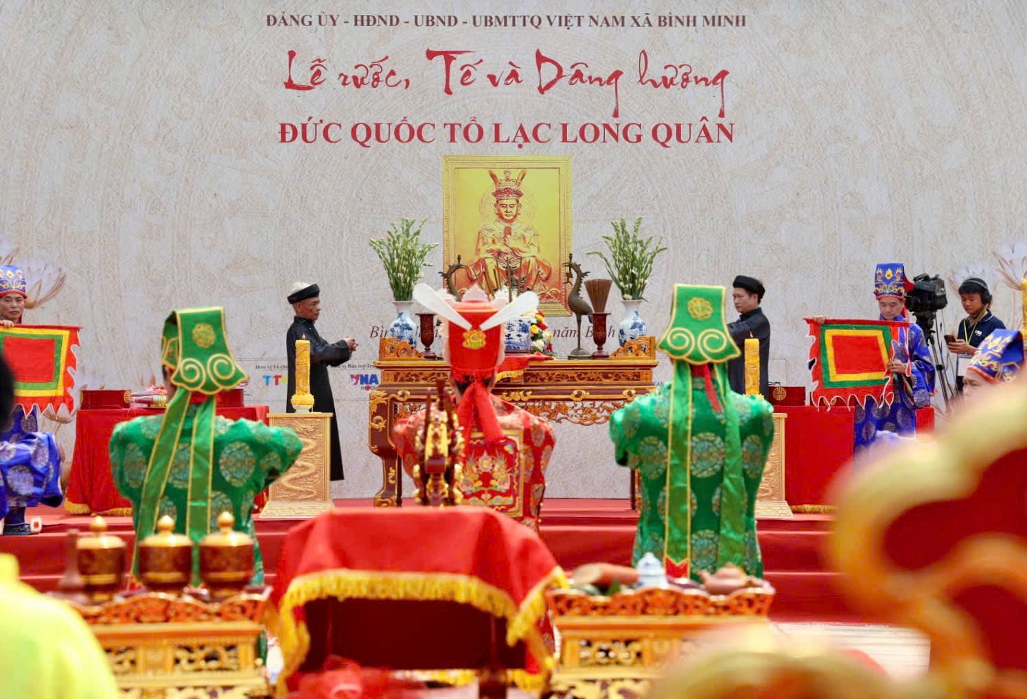 Ngay lúc đó, lá cờ hội mang dòng chữ “Lạc Long Quân” kiêu hãnh tung bay, như một lời nhắc nhở thiêng liêng về dòng máu Lạc Hồng đang chảy trong huyết quản của mỗi người con đất Việt.