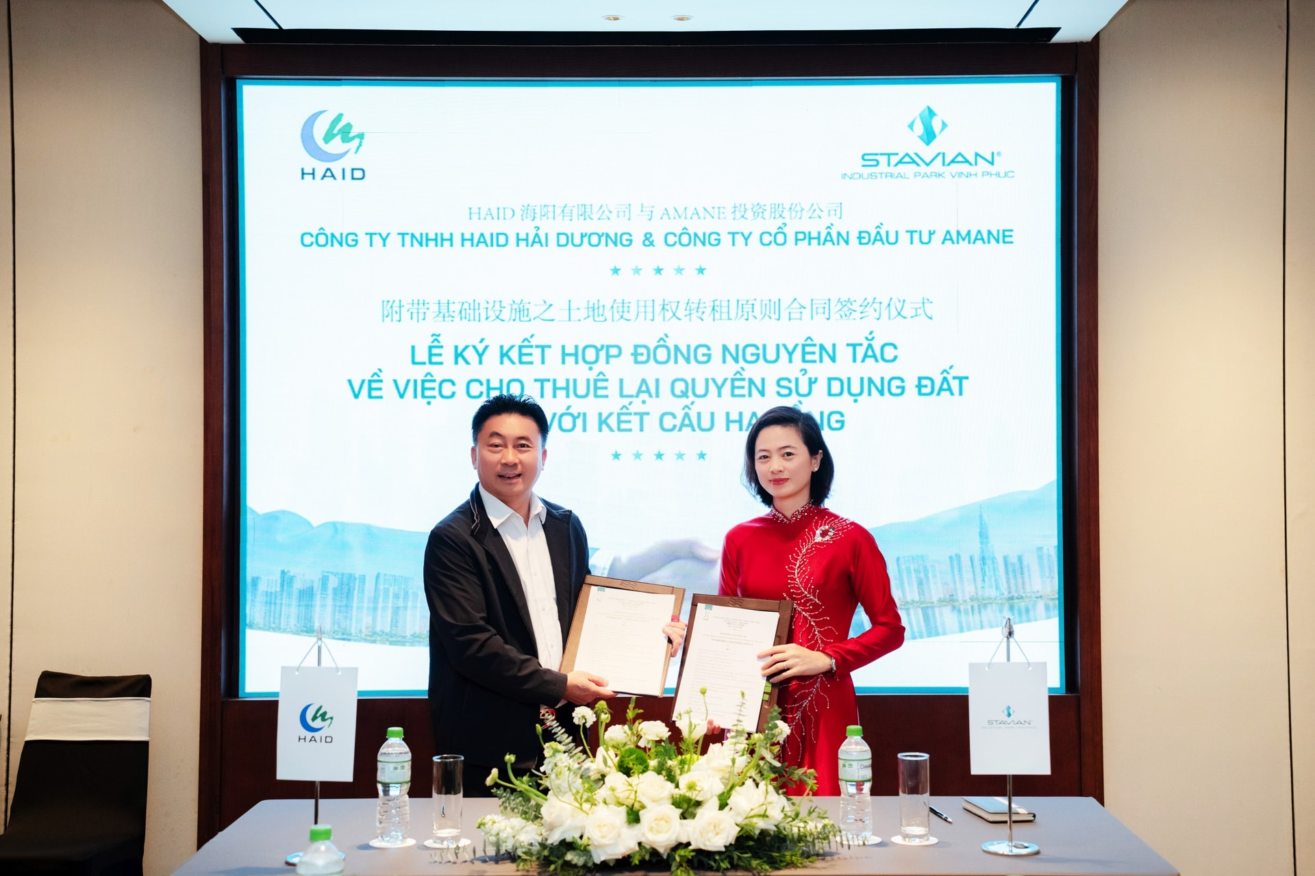 Lễ ký kết hợp đồng nguyên tắc về việc thuê lại quyền sử dụng đất với Công ty TNHH Haid Hải Dương (pháp nhân thuộc Lanking Nano Pte. Ltd) tại KCN Stavian Vĩnh Phúc