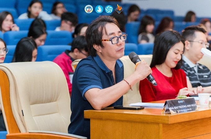 Nhà báo Trương Anh Ngọc tại đêm Chung kết Cuộc thi “Thủ lĩnh Sinh viên NEU 2024”.