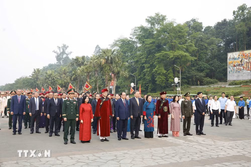 Tổng Bí thư, Chủ tịch nước Tô Lâm dâng hương tưởng niệm các vua Hùng- Ảnh 1.