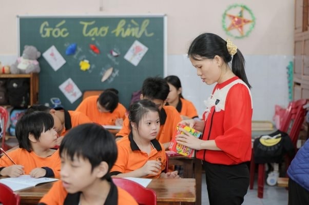 Các em trong lớp học tại trung tâm