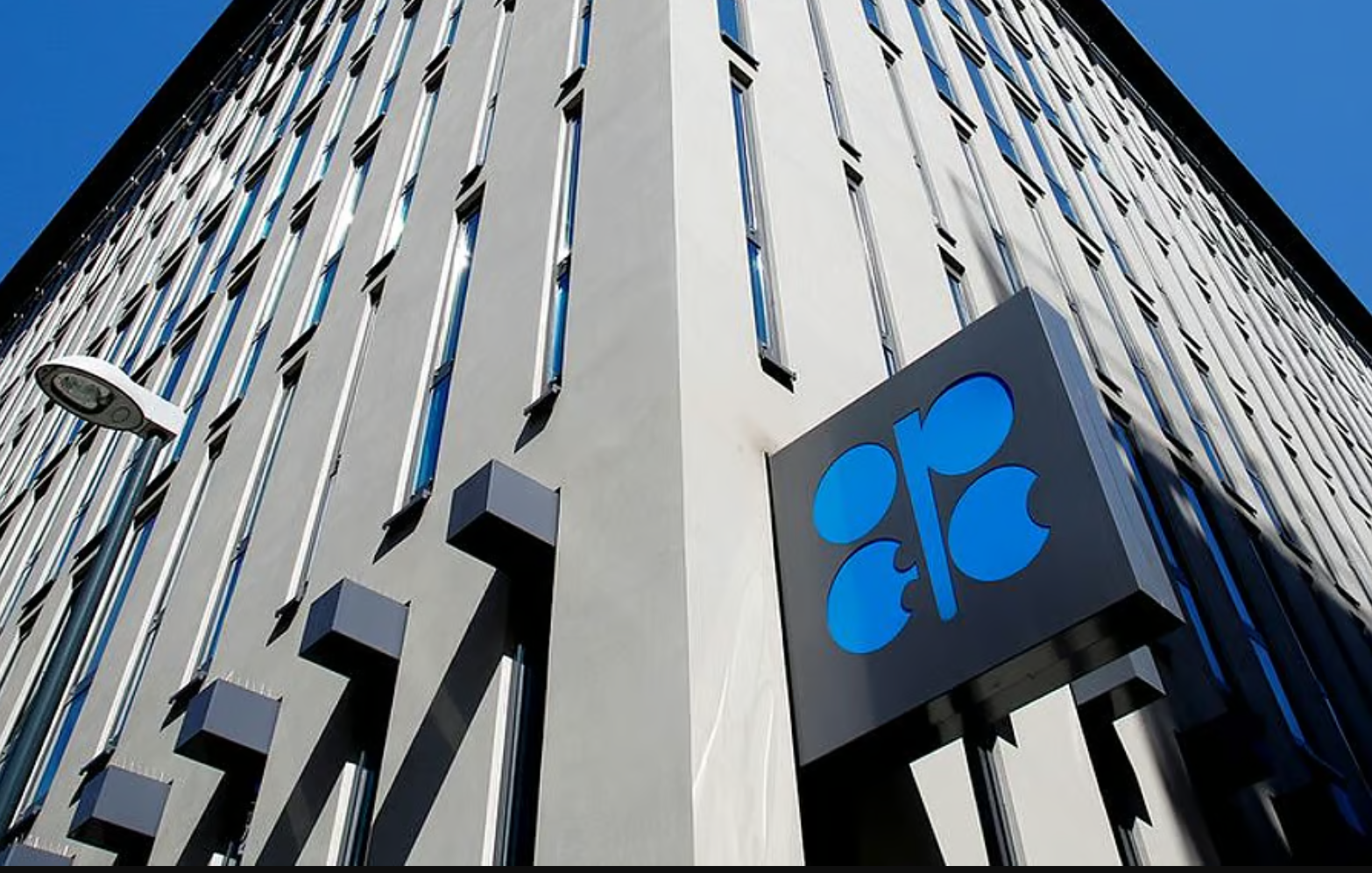 UAE rời OPEC: Hạn ngạch hay vị thế Petrodollar?