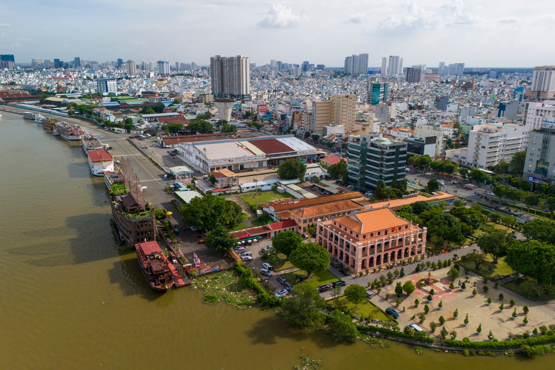 Ben Nha Rong anh 1