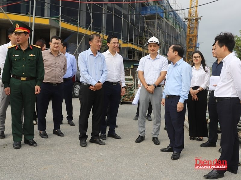 Các đồng chí lãnh đạo Bộ Xây dựng, UBND tỉnh và các đại biểu kiểm tra tiến độ triển khai các dự án nhà ở xã hội trên địa bàn tỉnh (3)