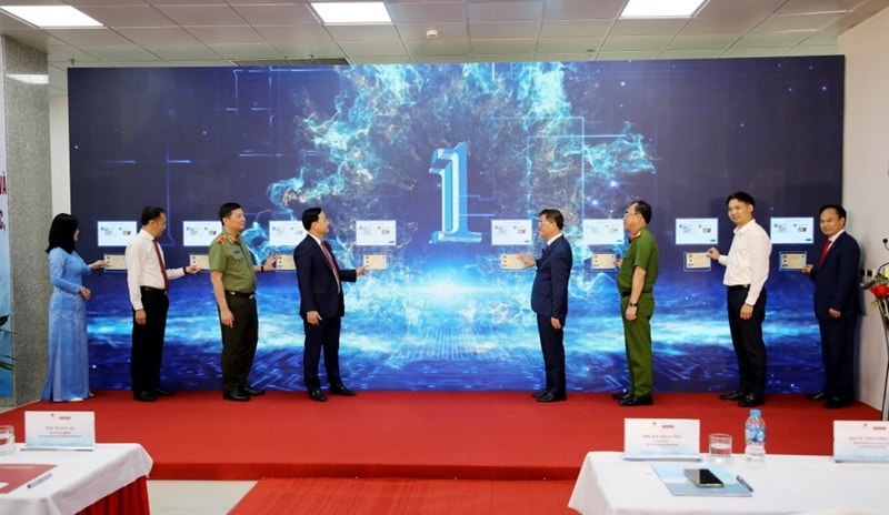 Các đại biểu thực hiện nghi thức ra mắt mô hình Kiosk thông minh (Ảnh: MQG)