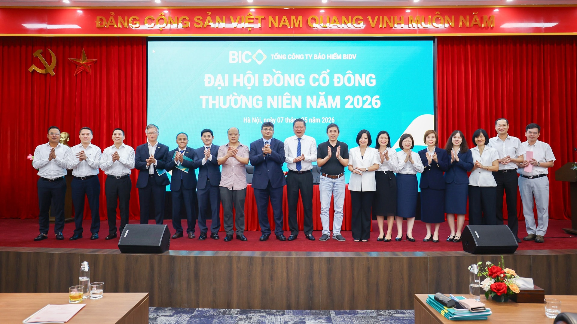 Doan chu tich chup anh cung co dong tham du dai hoi