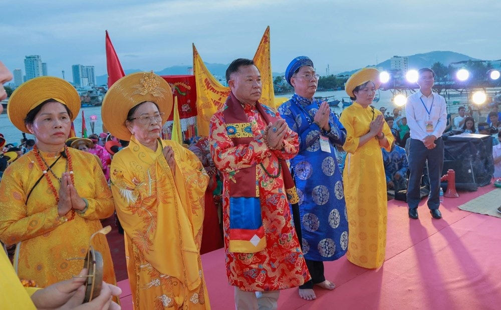Khánh Hòa: 10.000 đóa hoa đăng lung linh trên dòng sông Cái - ảnh 2
