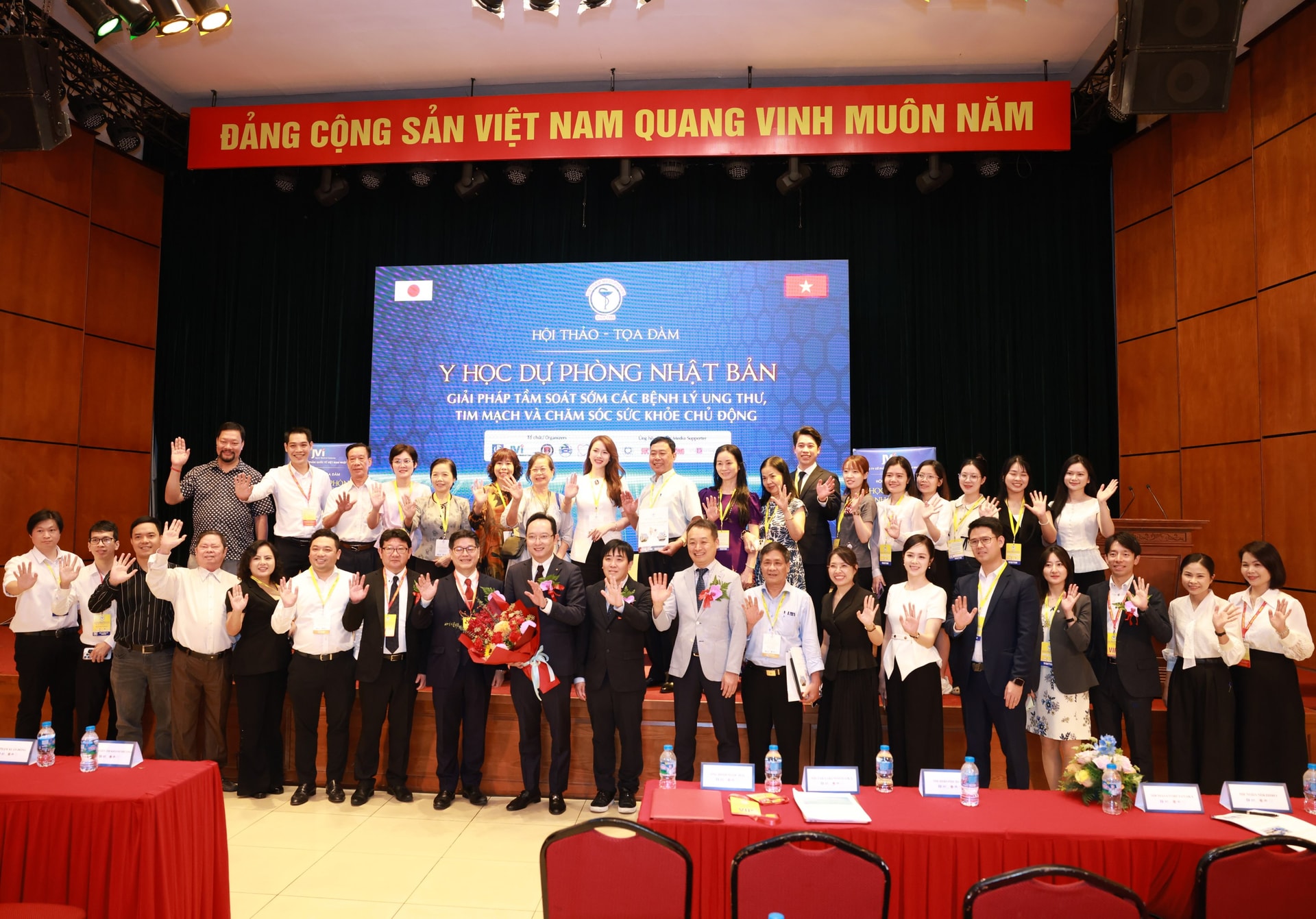 các đại biểu chụn ảnh kỷ niệm