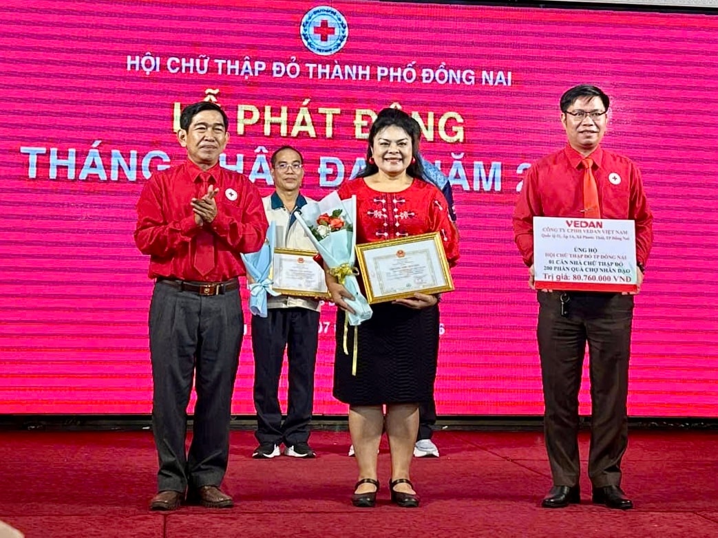 Bà Nguyễn Thu Thủy- Phó giám đốc Vedan Việt Nam nhận bằng ghi nhận từ Hội Chữ Thập Đỏ Thành phố Đồng Nai