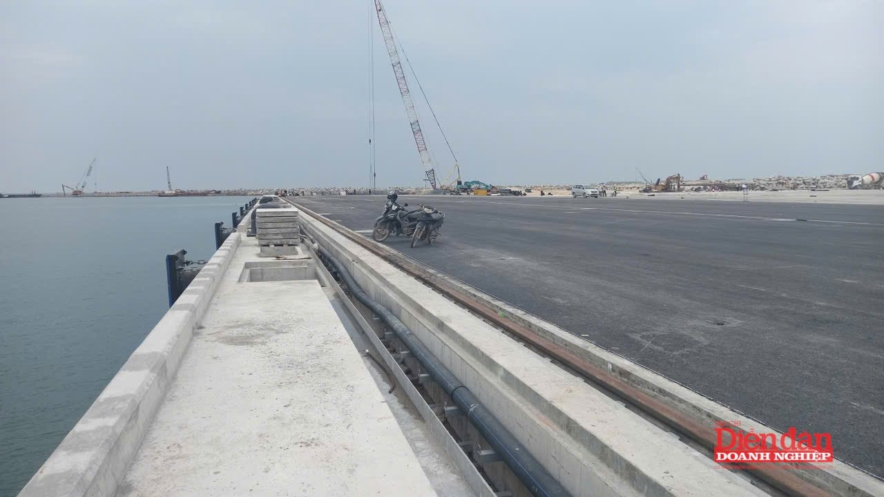 Cầu cảng Mỹ Thủy đã hoàn thành chuẩn bị đưa vào khai thác (Ảnh Khắc Trà)