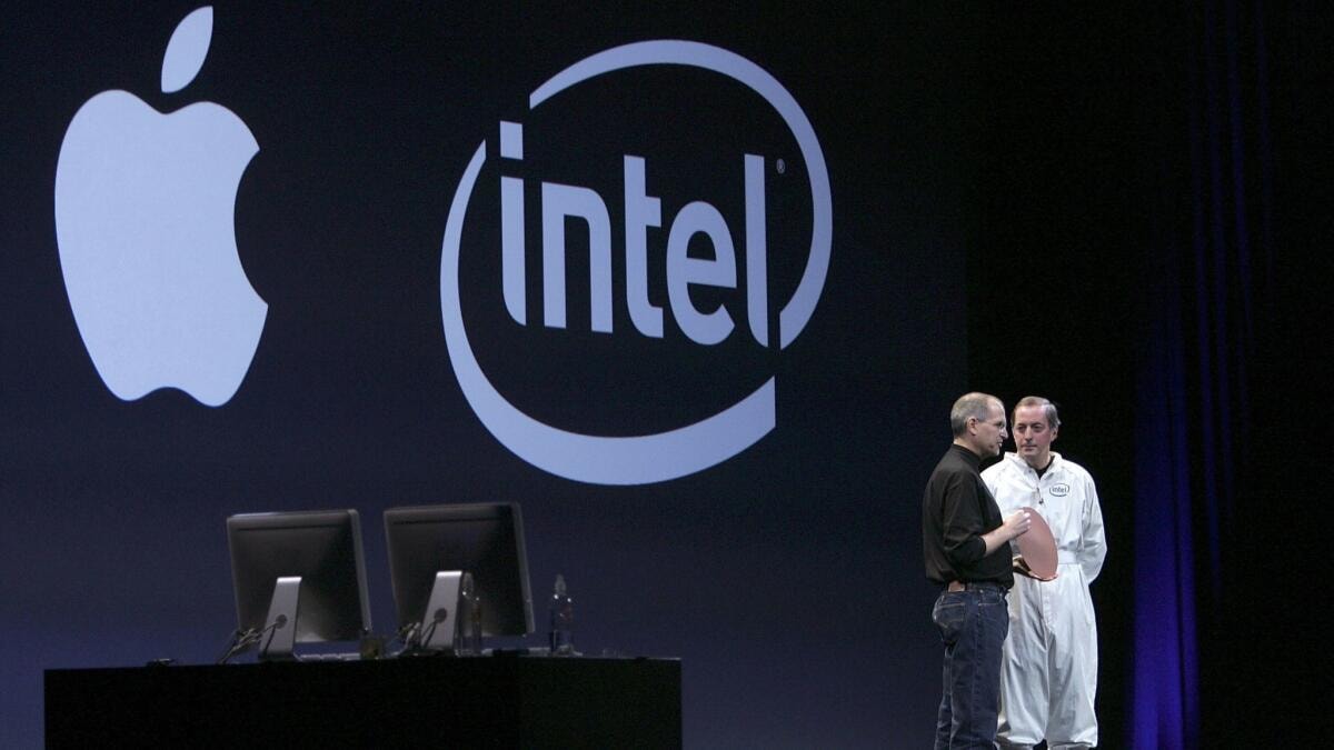 Hai hãng công nghệ lớn của Mỹ từng có thời kì hợp tác dưới thời nhà sáng lập Steve Jobs (Ảnh: LA Tímes)