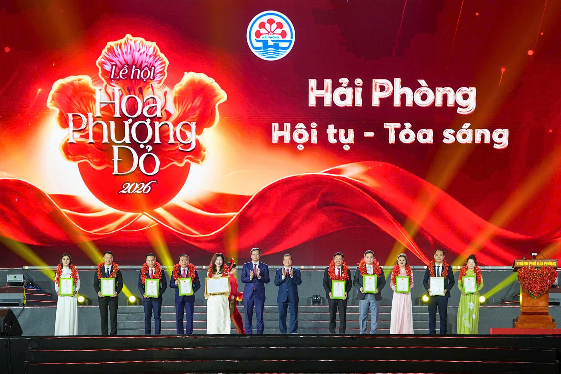 Đồng chí Lê Anh Quân - Uỷ viên Ban Thường vụ Thành uỷ, Phó Chủ tịch thường trực UBND thành phố và đồng chí Nguyễn Minh Hùng - Ủy viên