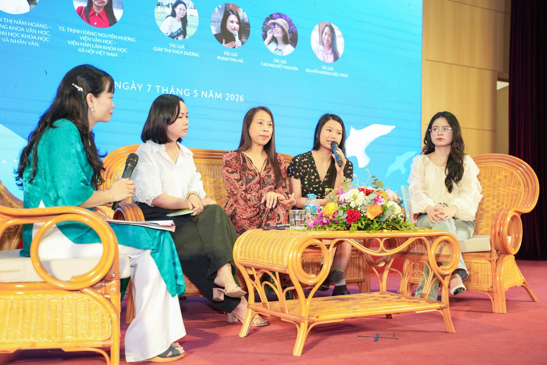 Giao lưu với các tác giả (2)