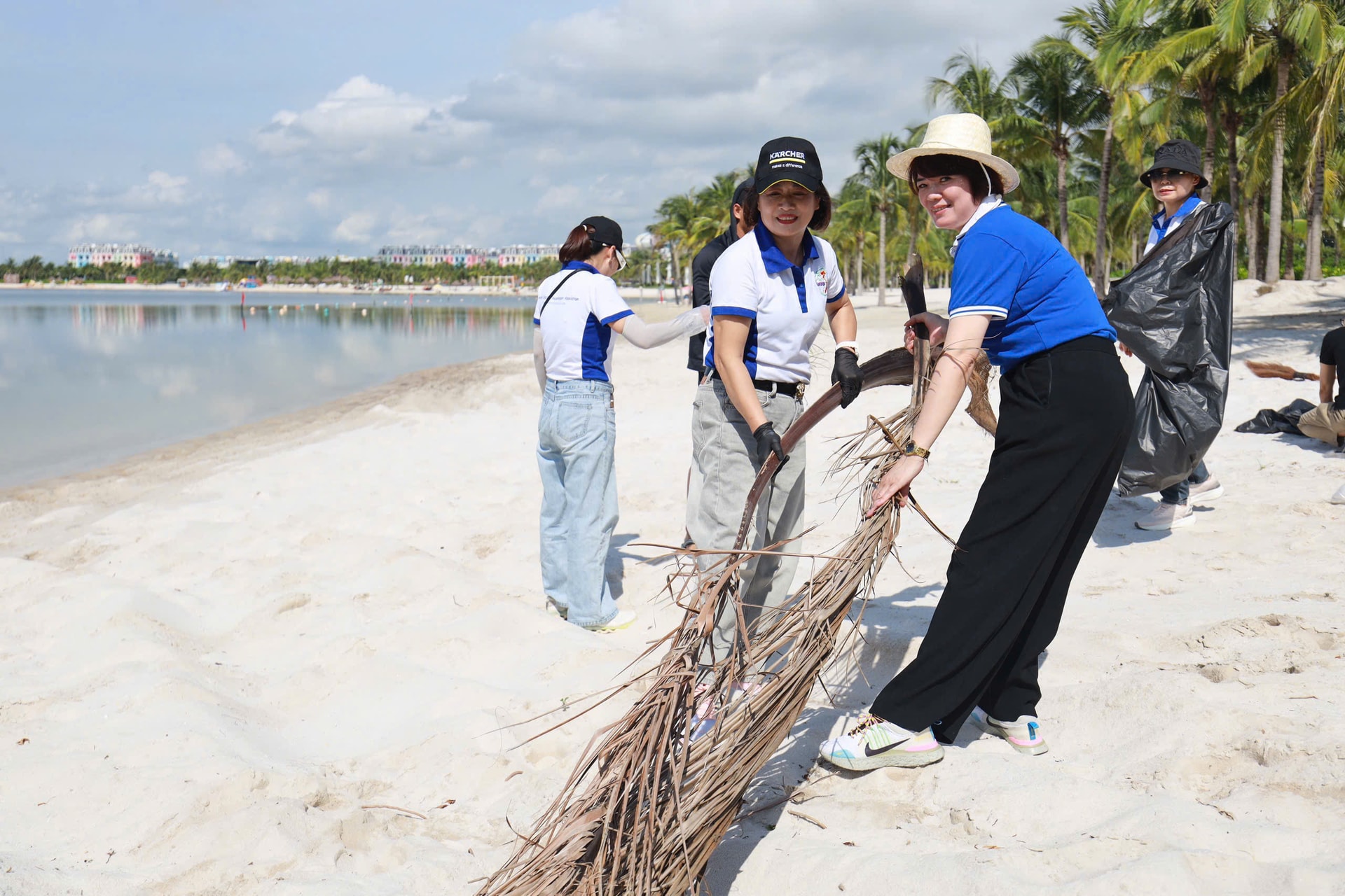 khách sạn Dream Dragon Resort thực hiện thu gom rác hàng tuần trên biển