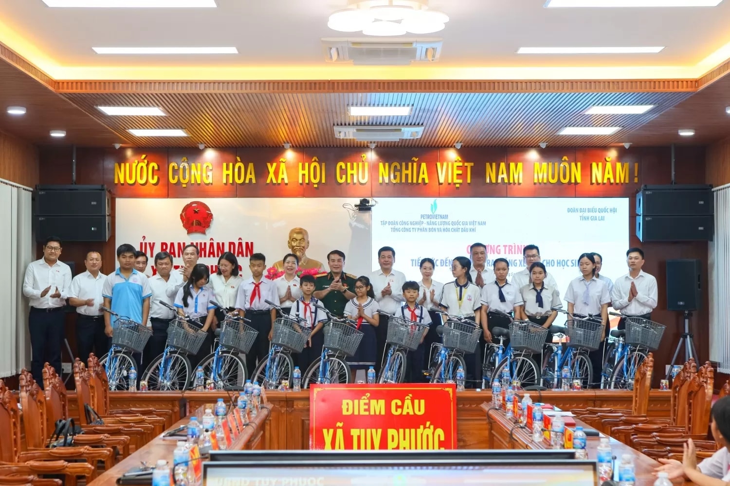 Phó Chủ tịch Quốc hội Nguyễn Hồng Diên trao tặng xe đạp