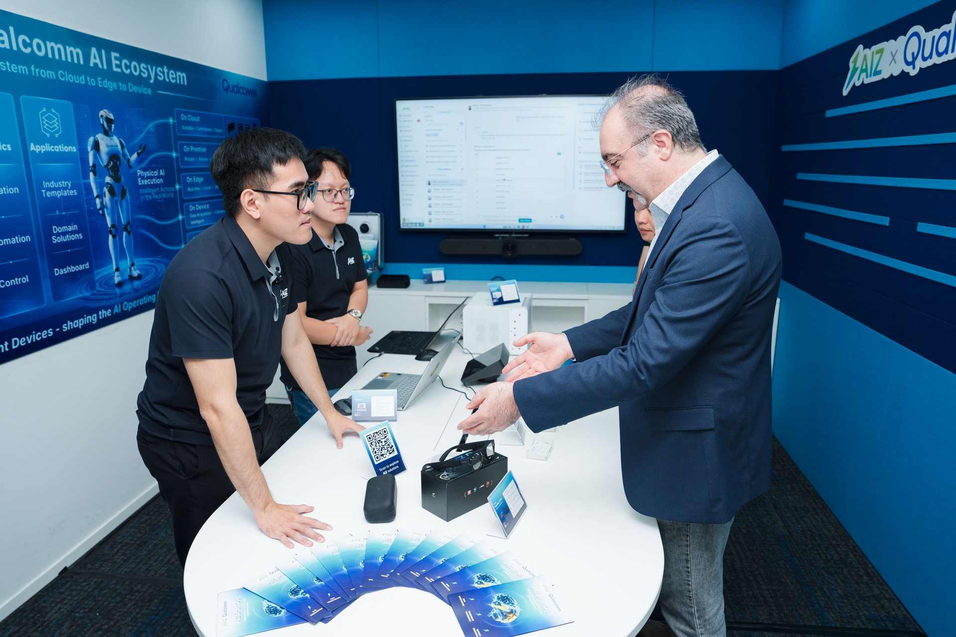 AIZ giới thiệu hệ điều hành doanh nghiệp AIZ BrainOS tới ông Fatih Porikli, Phó Chủ tịch Công nghệ (Vice President of Technology) của Qualcomm.