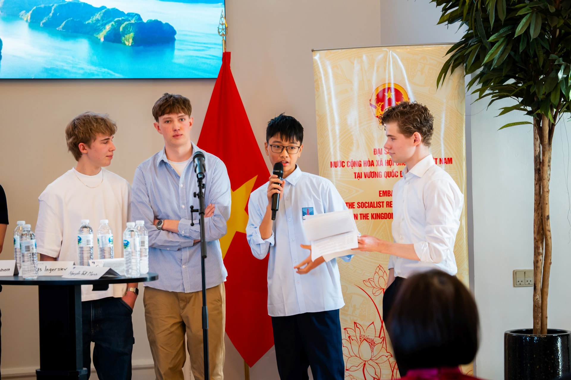 Phần tranh biện của các học sinh tại Trường Niels Brock Business College (Copenhagen - Đan Mạch).