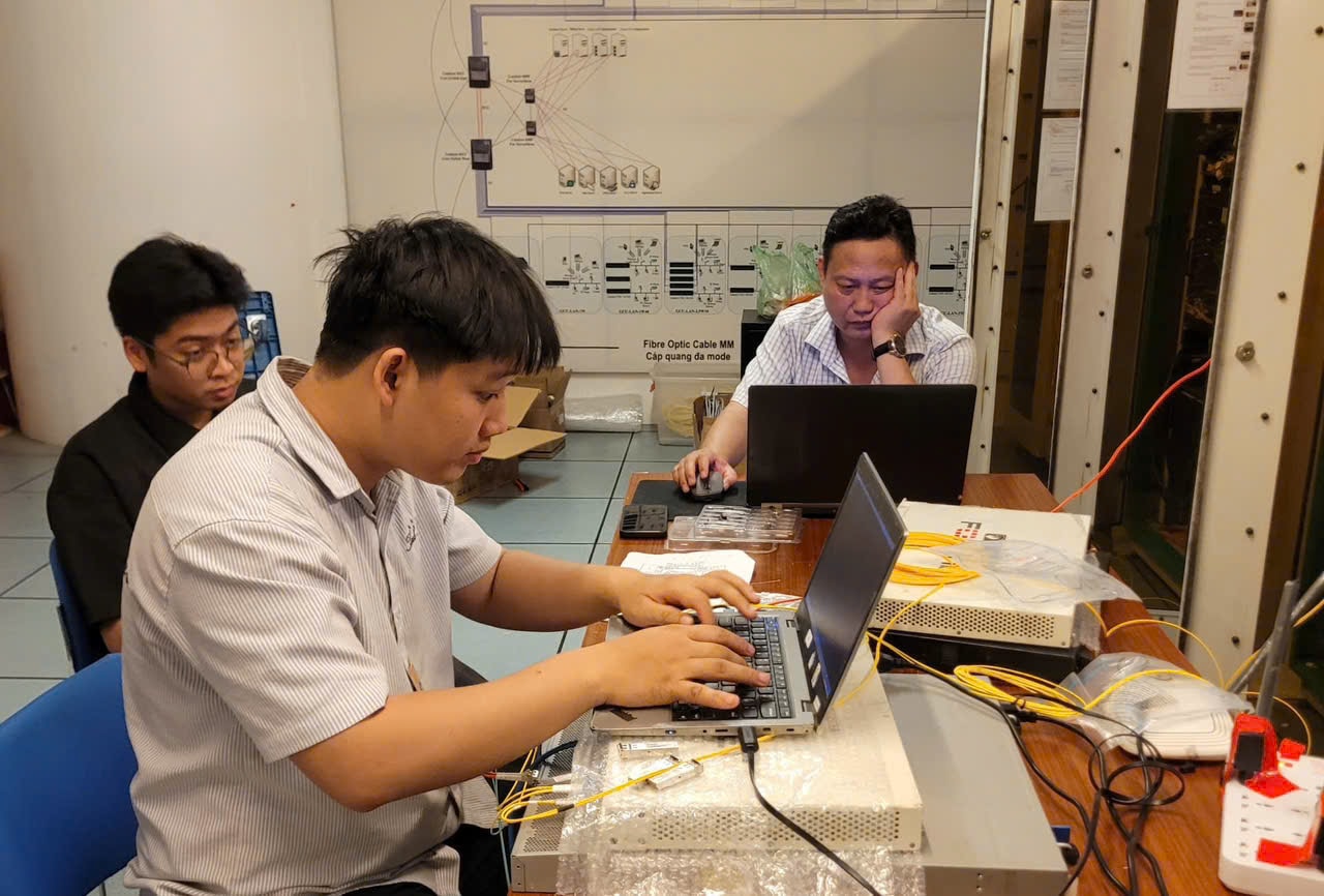 Các kỹ thuật viên VNPT Hà Nội chuẩn bị lắp đặt hệ thống thông tin phục vụ Đại hội đại biểu toàn quốc MTTQVN tại Trung tâm Hội nghị Quốc gia.