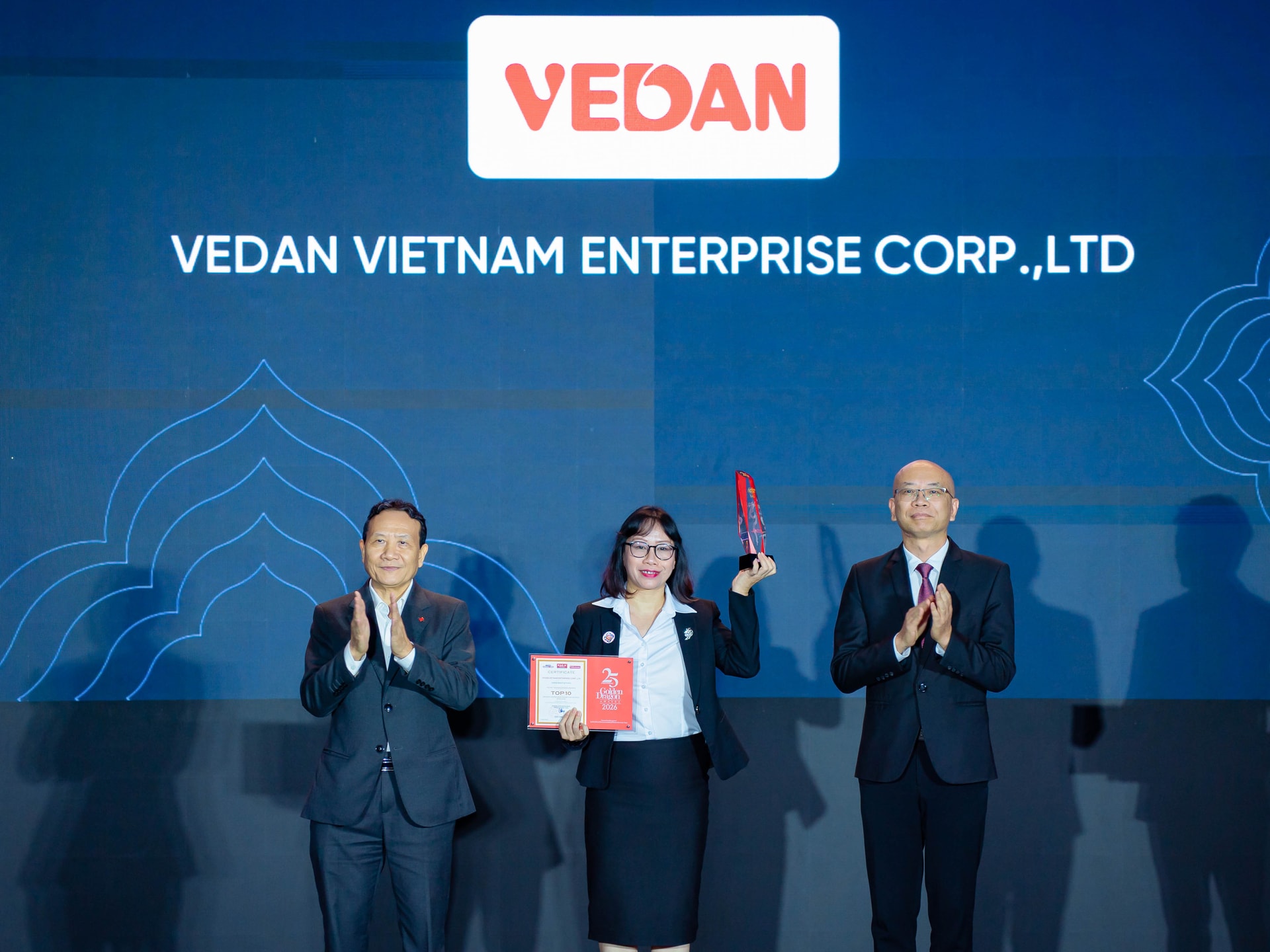 Bà Hà Thị Hòa Bình, Phó giám đốc Vedan Việt Nam, đại diện doanh nghiệp nhận giải thưởng Rồng Vàng